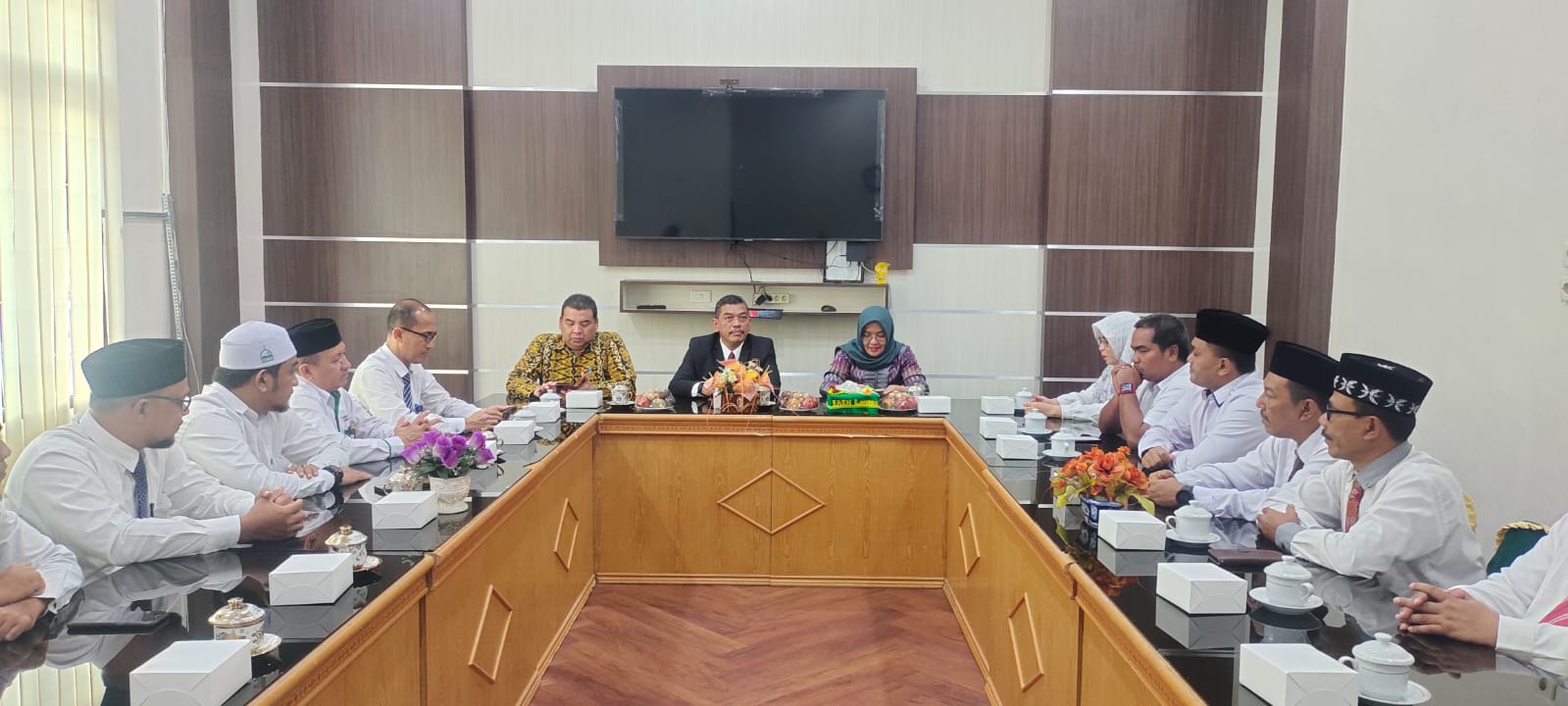 Ketua SPI mendampingi Rektor IAIN Langsa Menyambut Kedatangan Asesor LAMEMBA