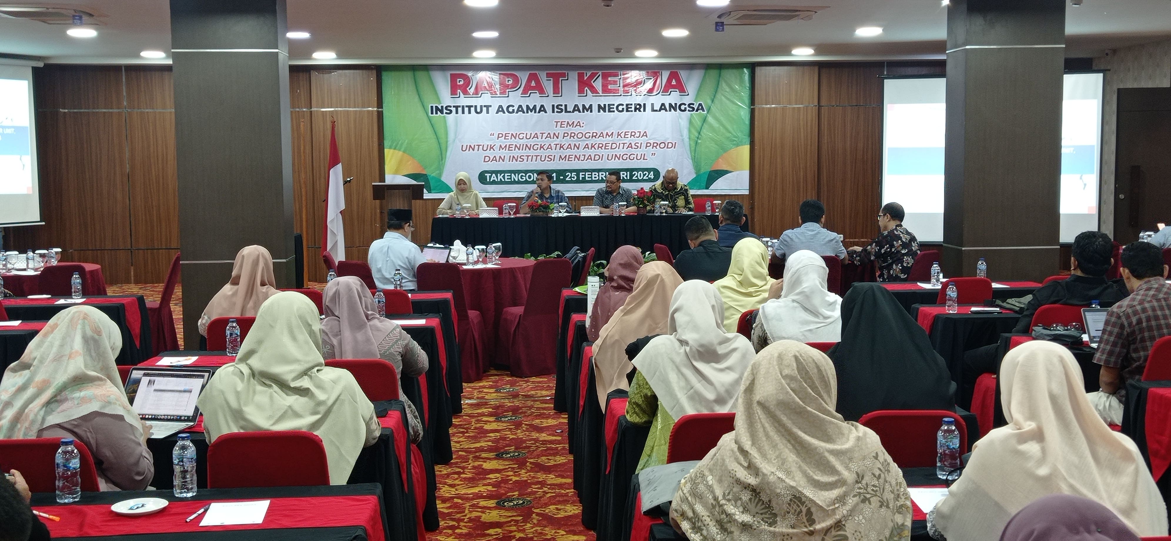 Ketua SPI Memaparkan Pembahasan hasil Reviu Pra Raker